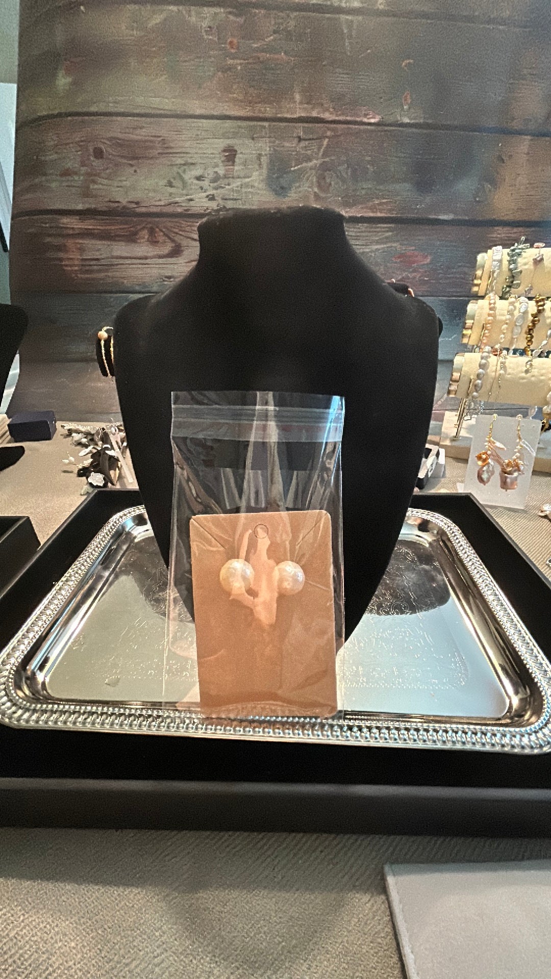 Classic beige Edison pear earrings