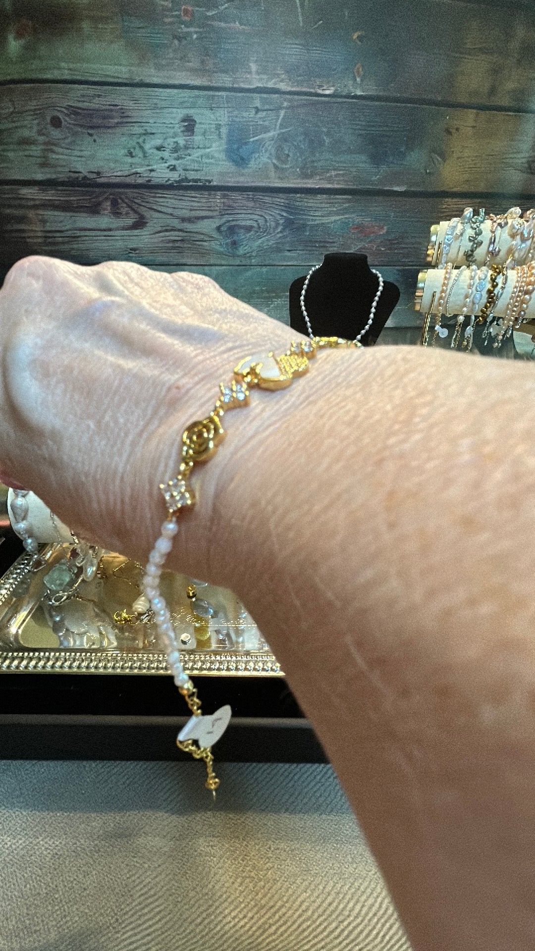 White baby pearl bracelet with gold bear