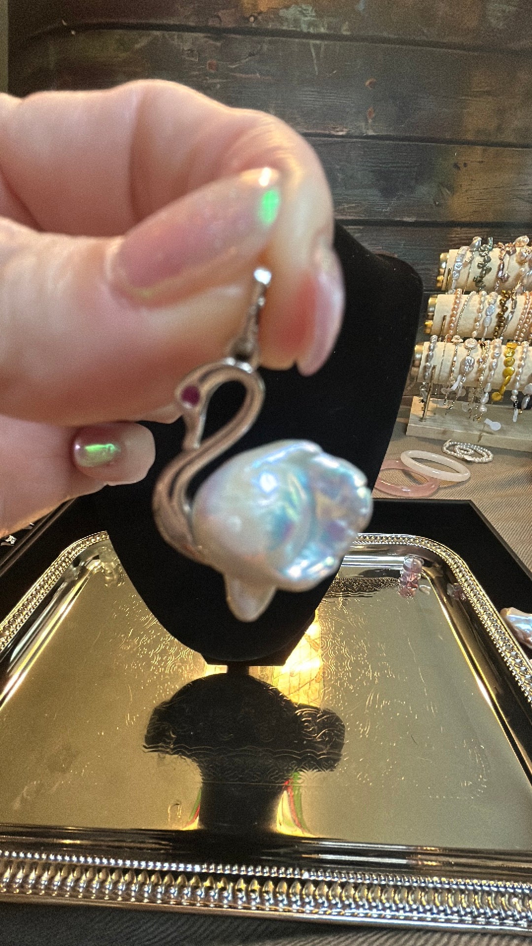 Swan pendant in baroque pearl