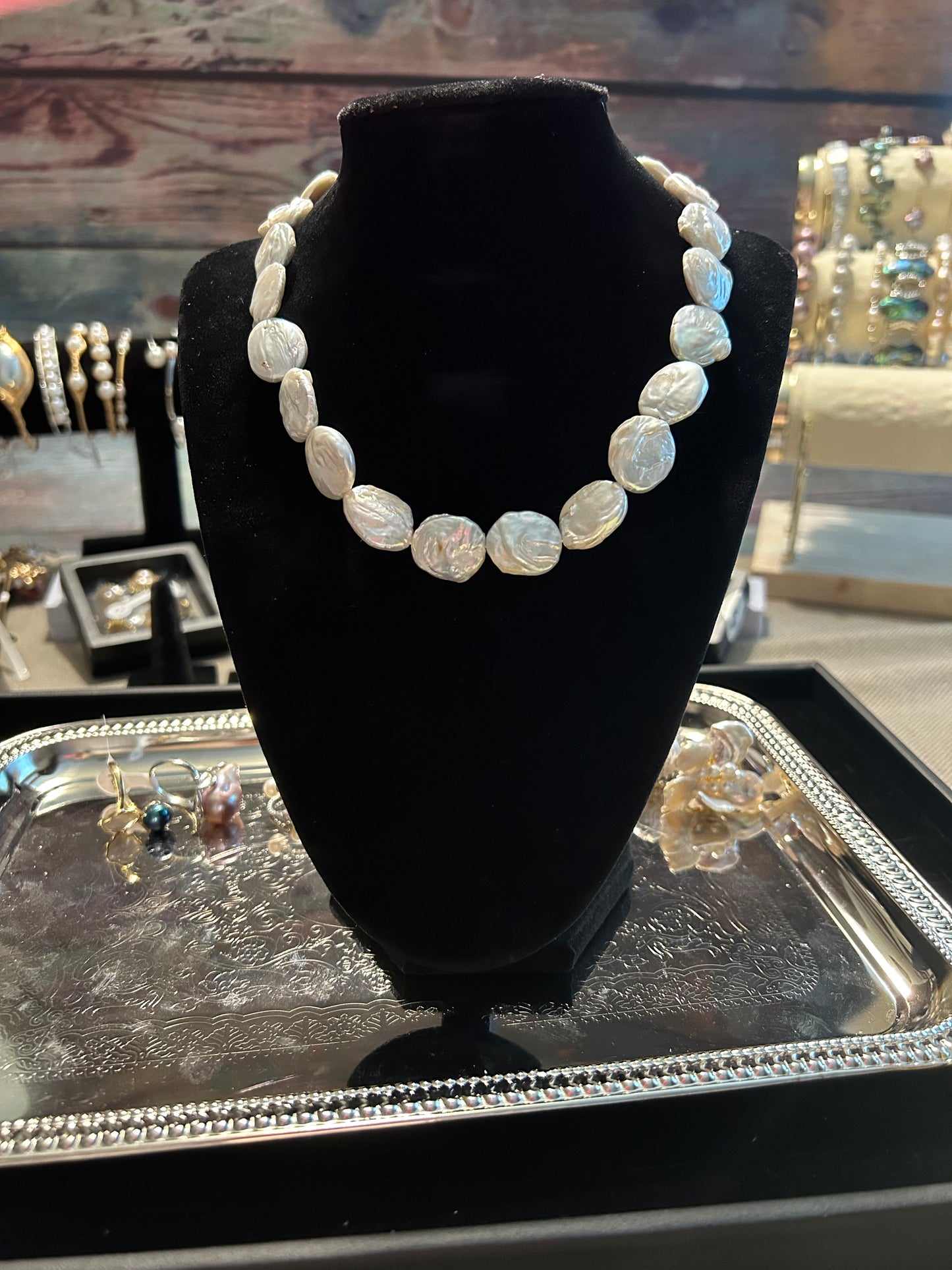 White round baroque necklace