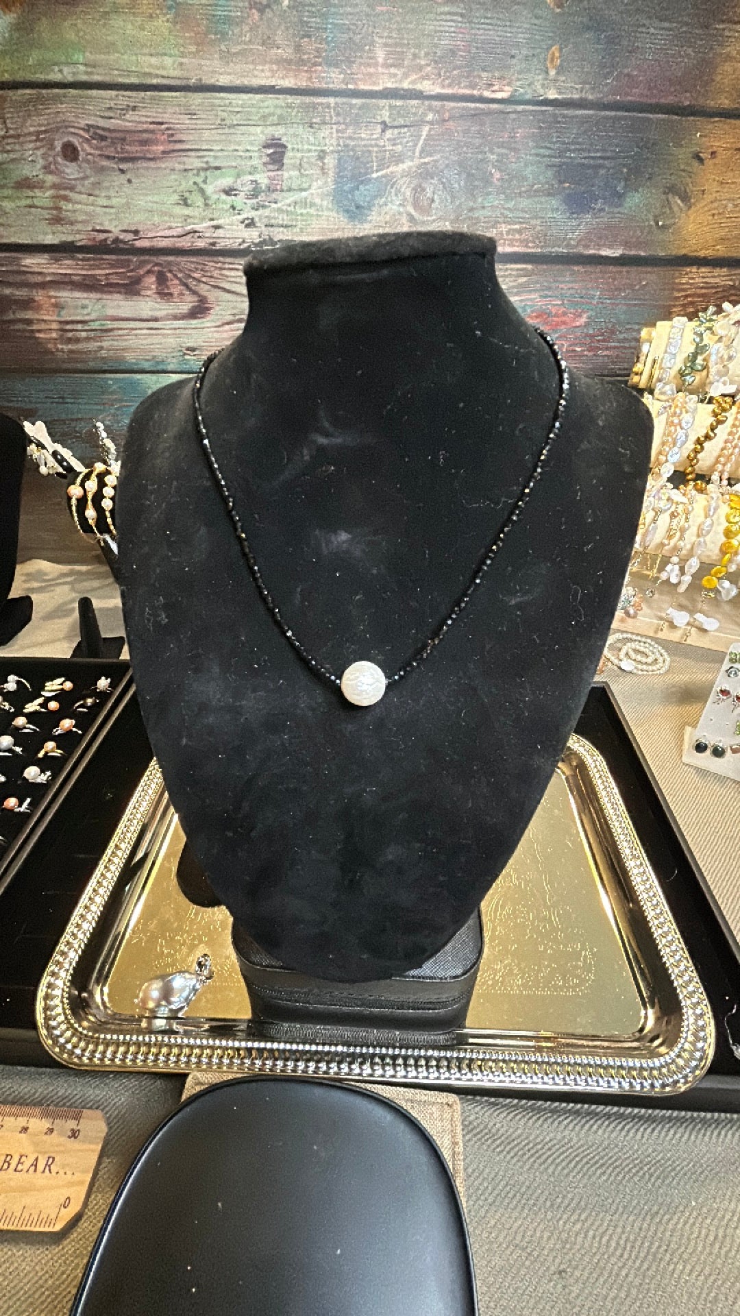 Solitaire white dragon scale pearl necklace