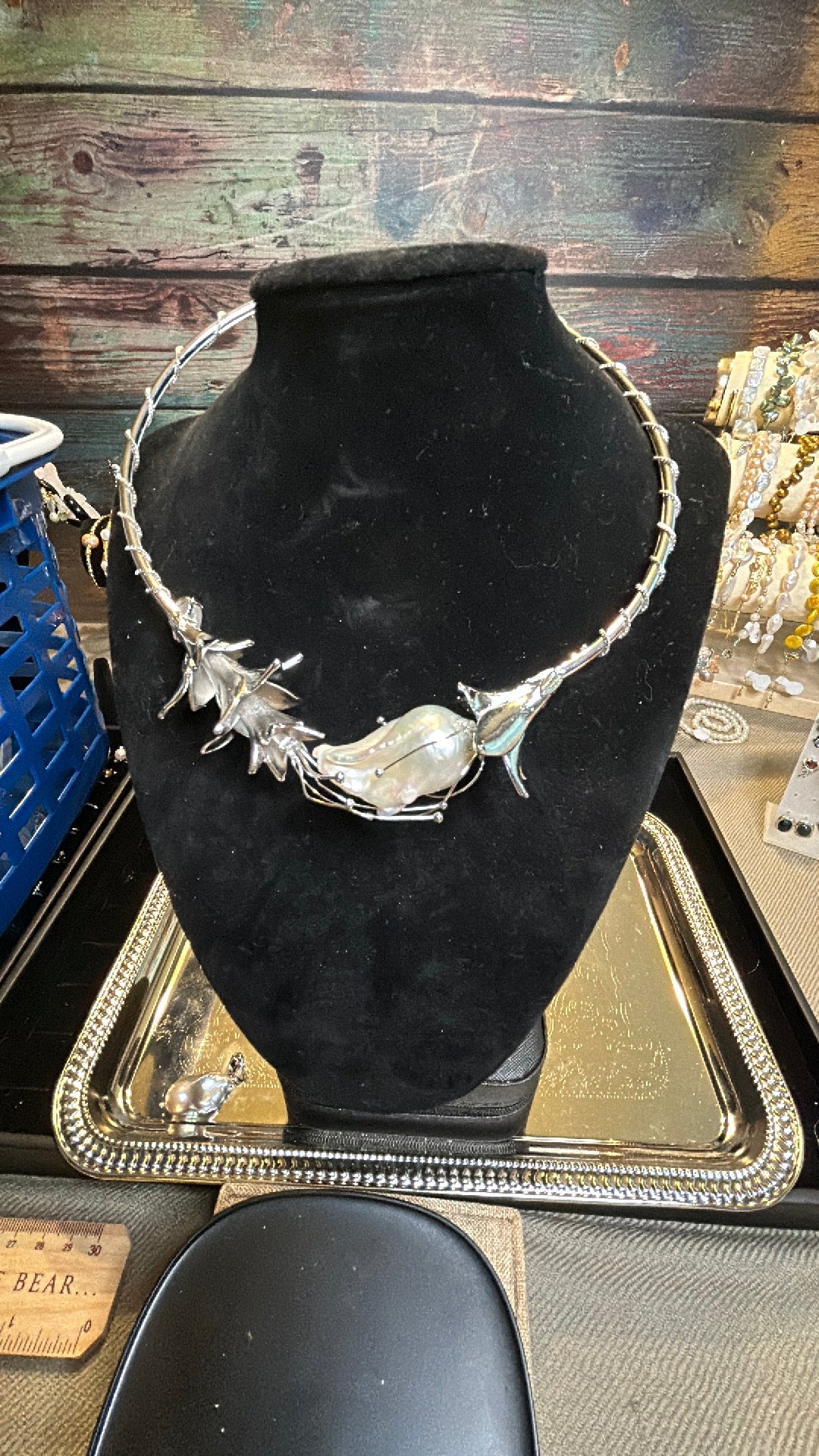 Single baroque floral choker