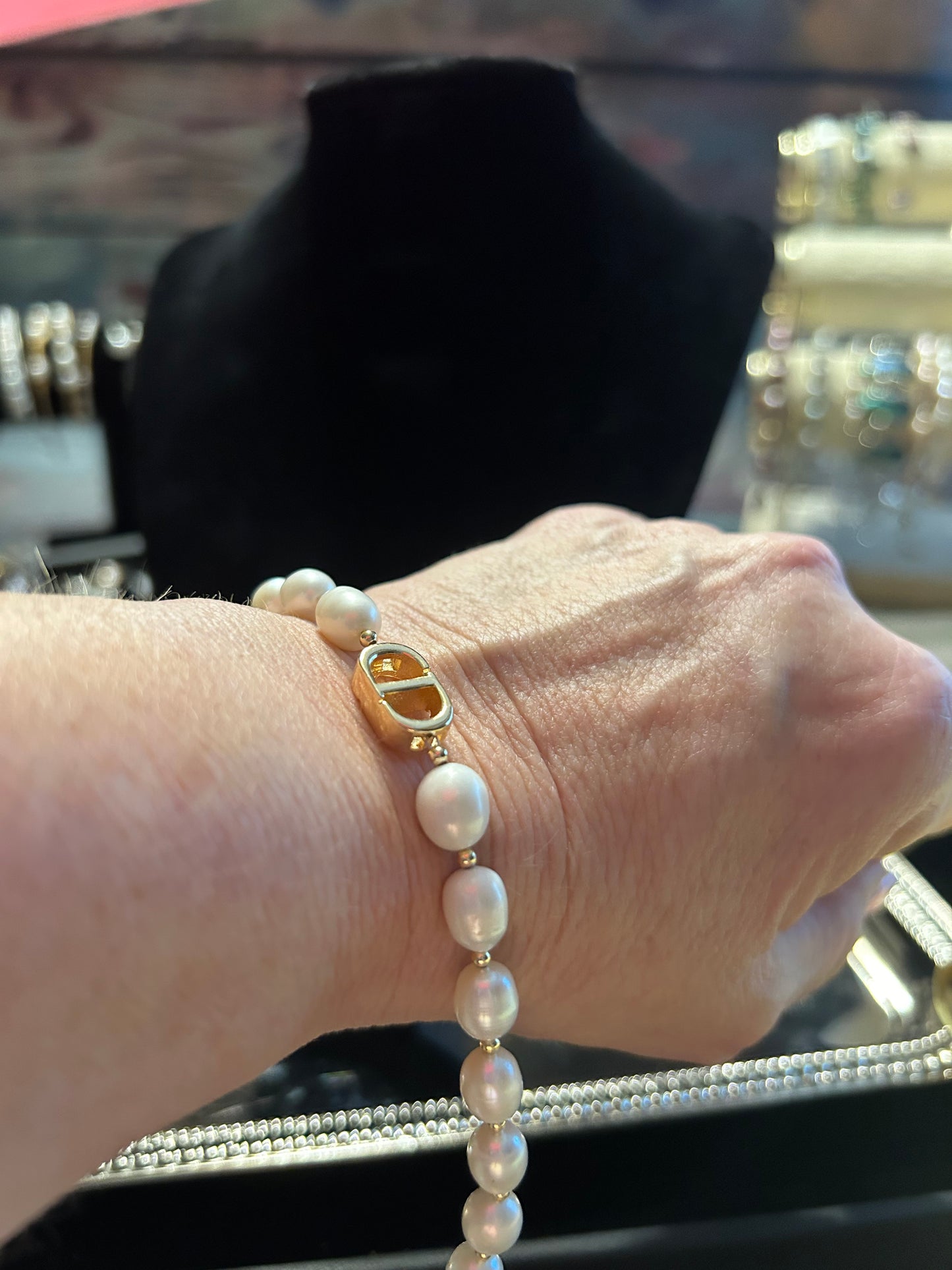 White fresh water pearl bracelet