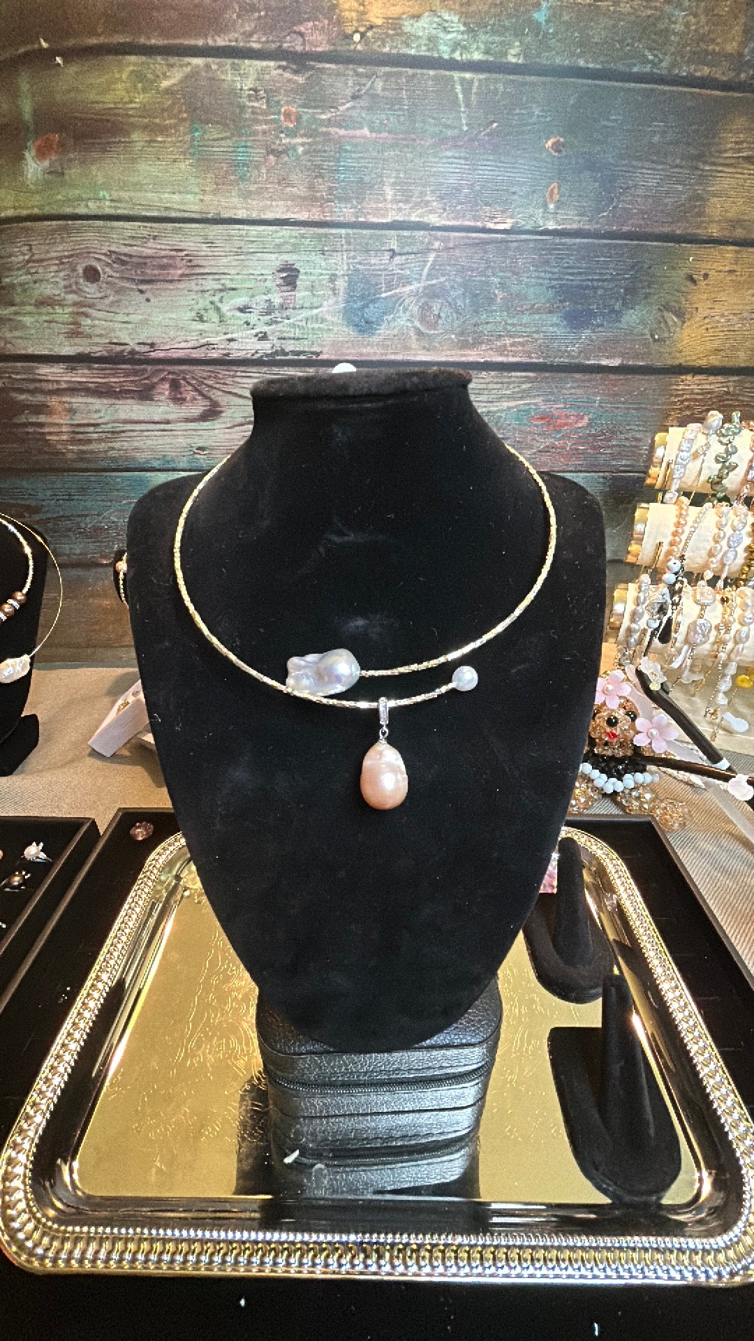 Baroque pearl choker