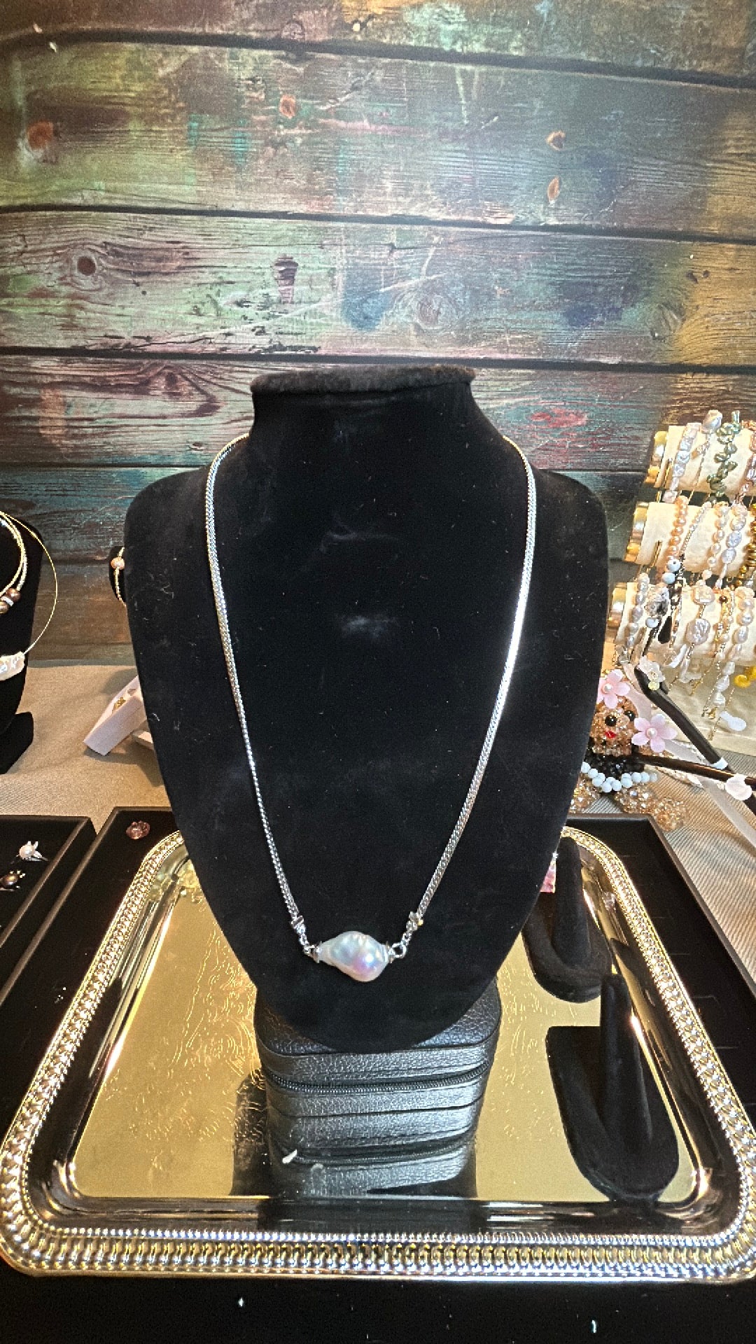 Single sideways white baroque on herringbone chain