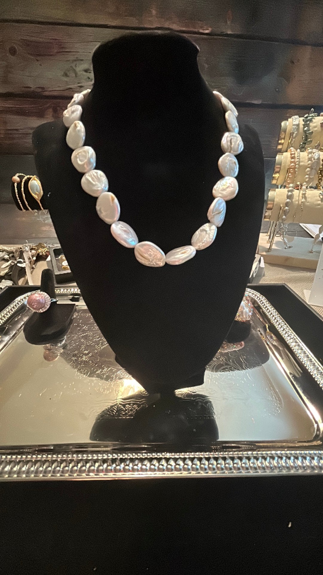 Full oval baroque necklace