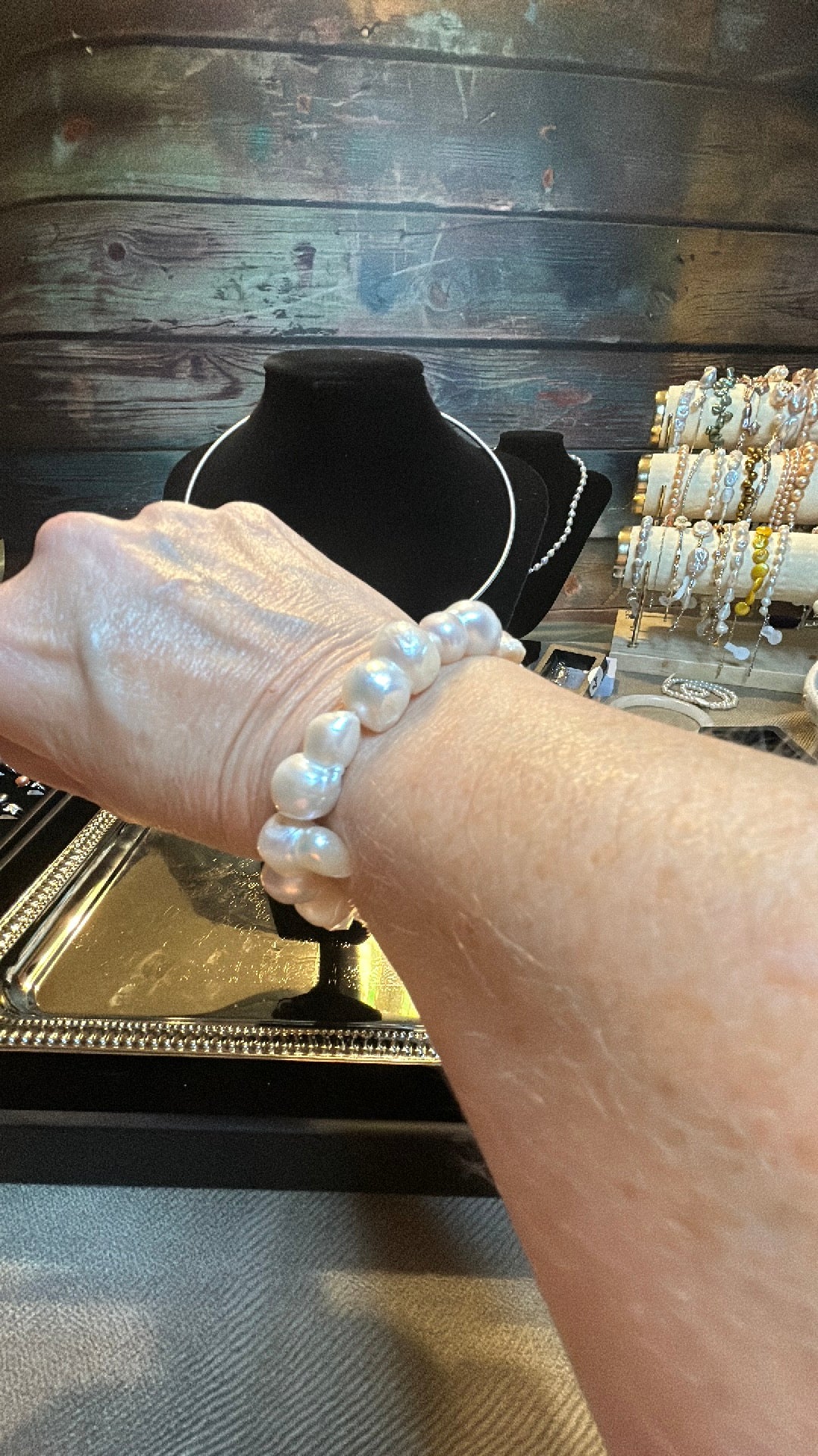 White baroque stretch bracelet