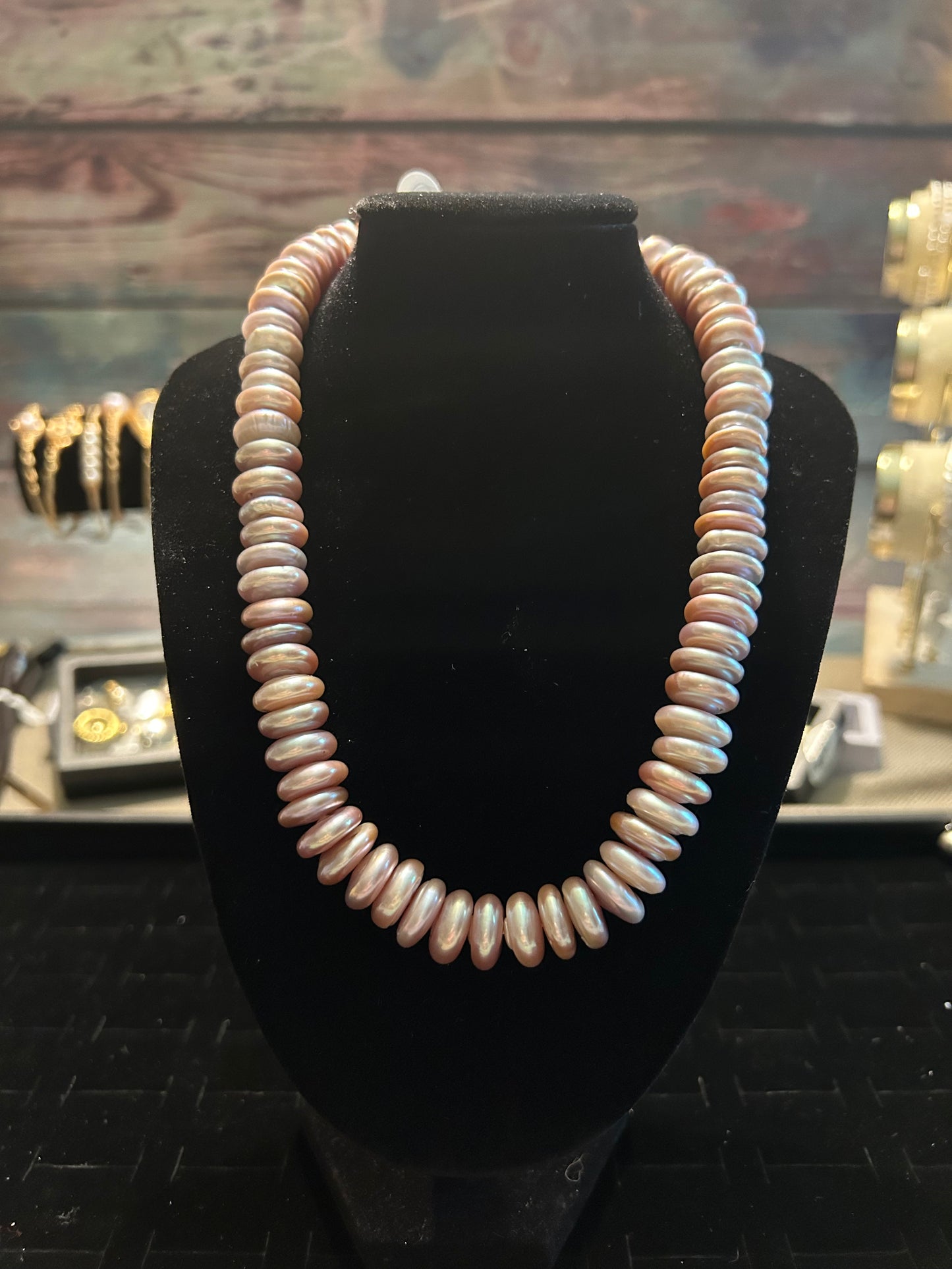 Button baroque silver hued necklace