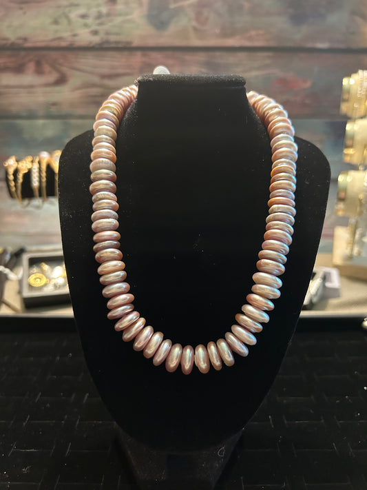 Button baroque silver hued necklace