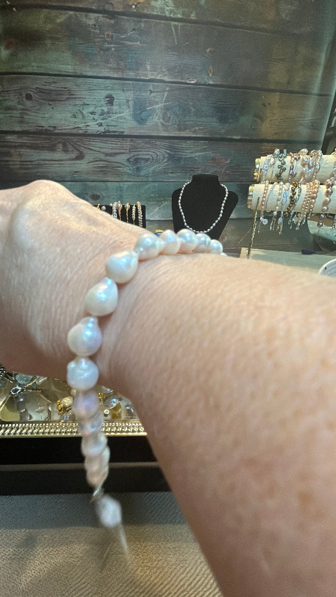 White freshwater pearl bracelet