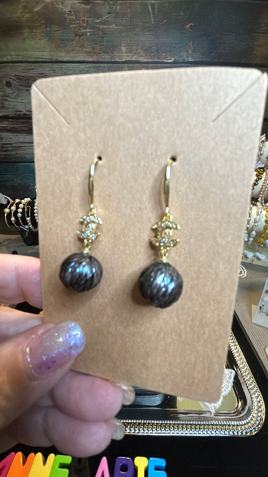 Black dragon scale dangling pearl earrings