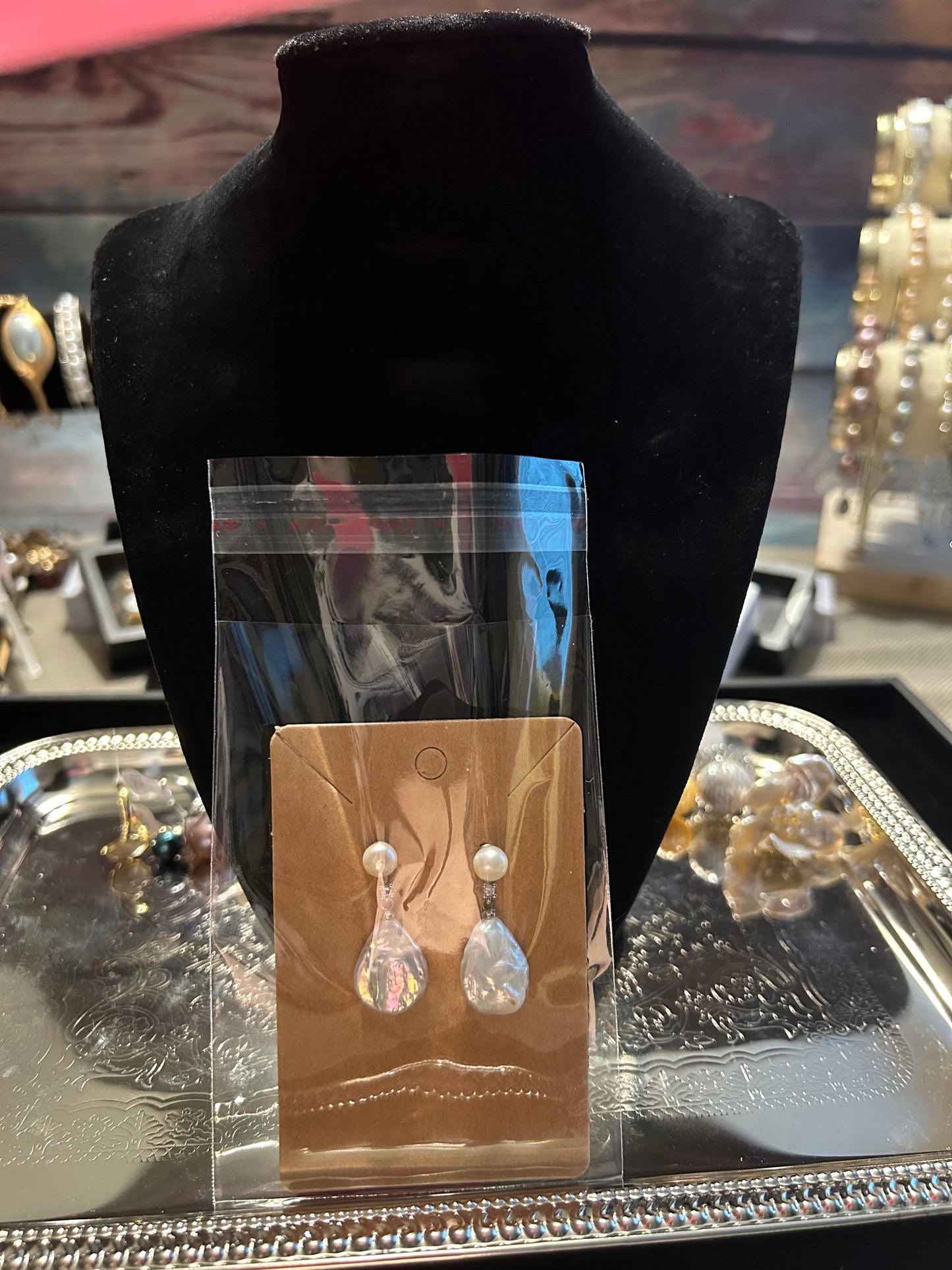 Teardrop baroque dangling earrings