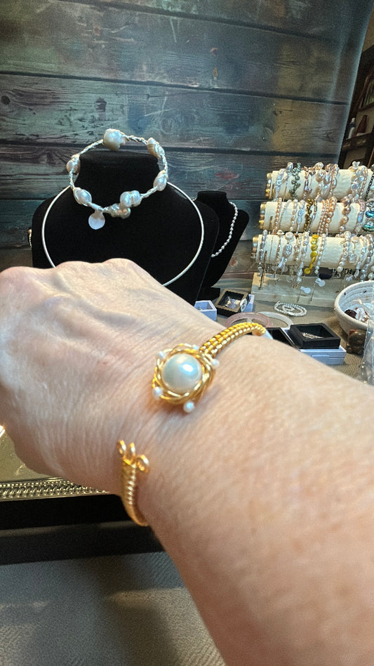 Single Edison pearl cuff bracelet with halo
