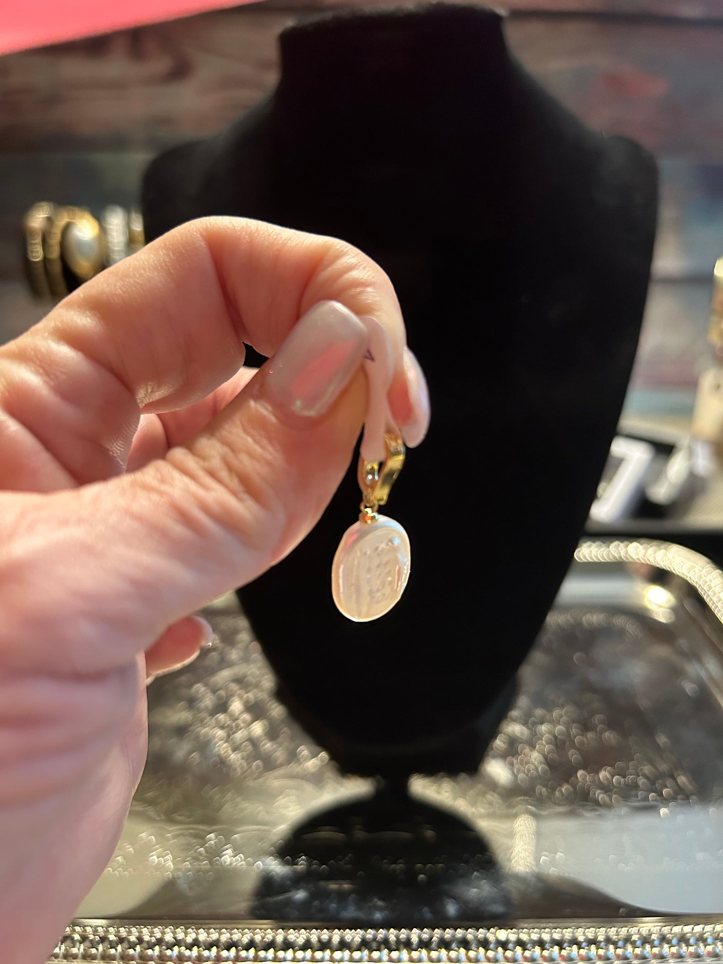 Round white baroque pendant