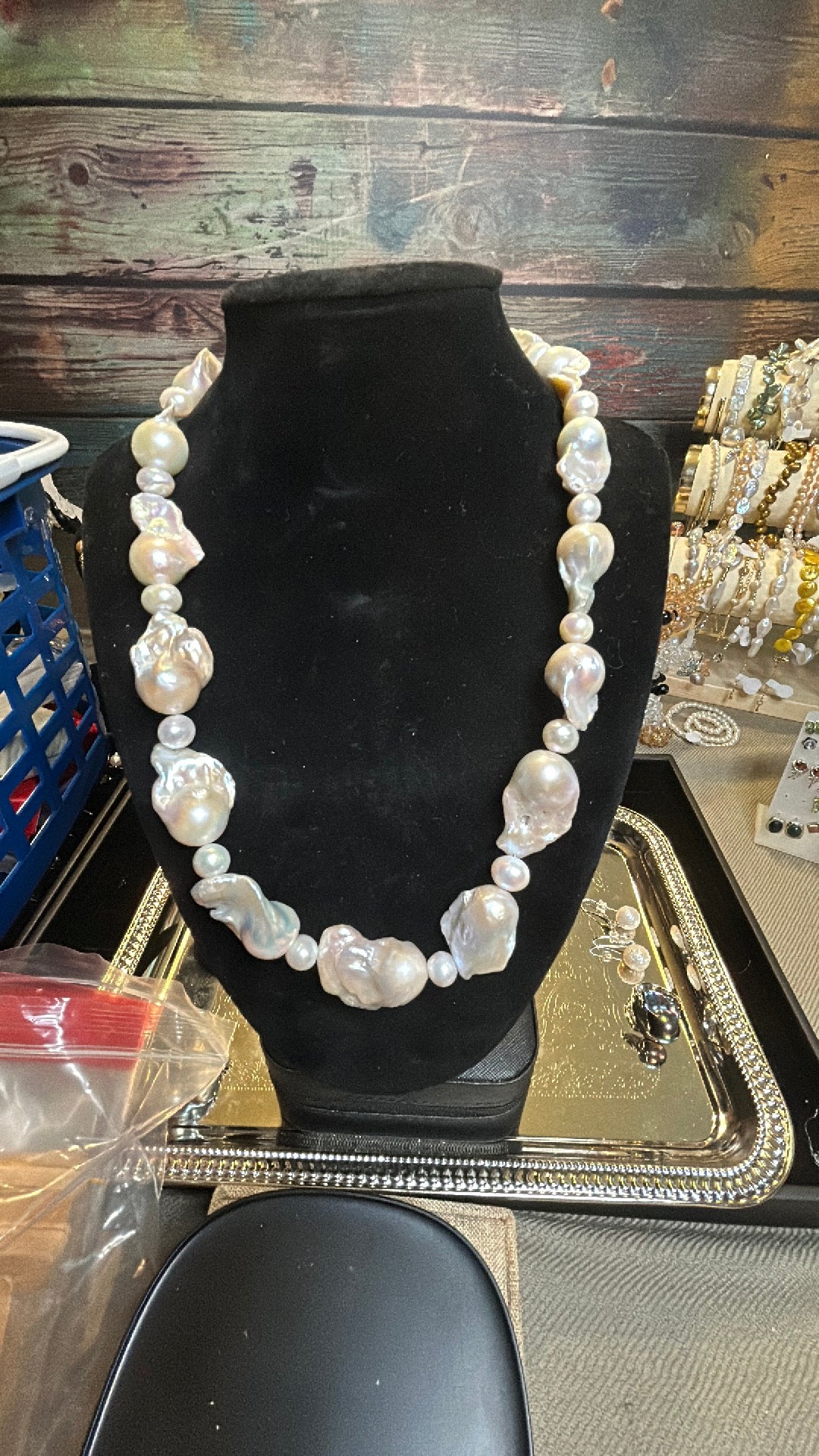 Extracting white baroque & freshwater pearl necklace