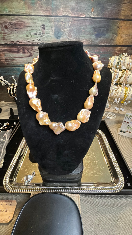 Stunning peach full baroque necklace