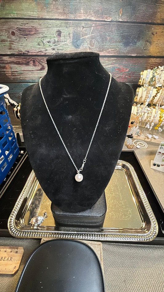 Solitaire pearl necklace