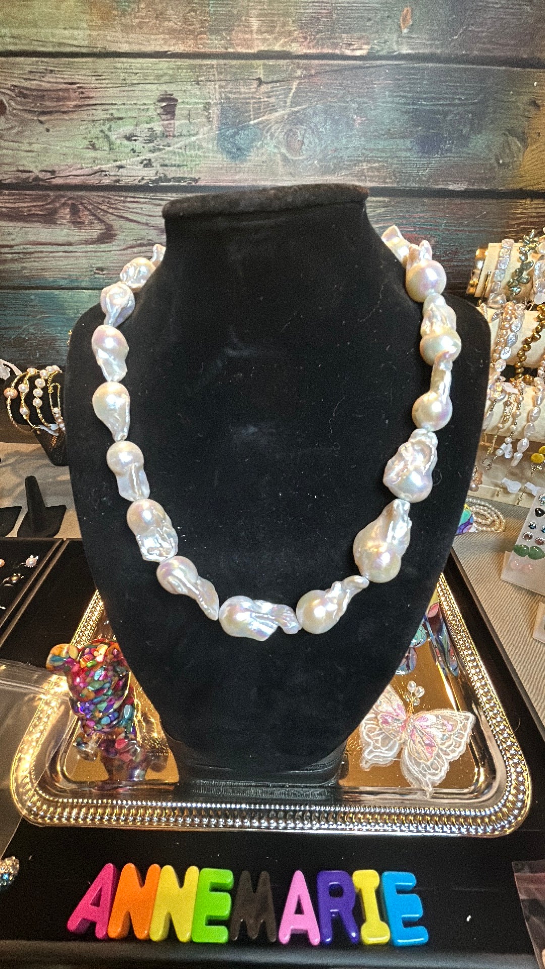 Stunning white full baroque necklace
