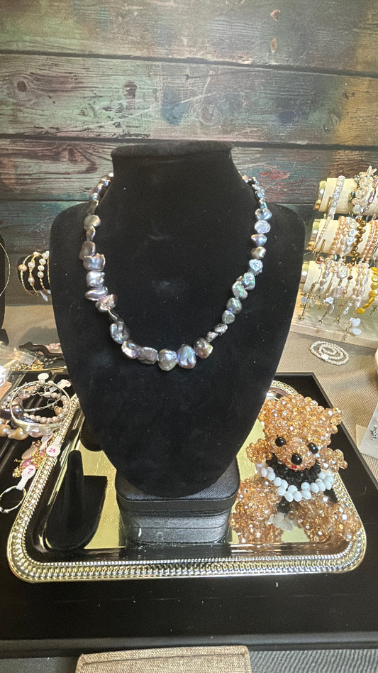 Black rainbow baby baroque necklace