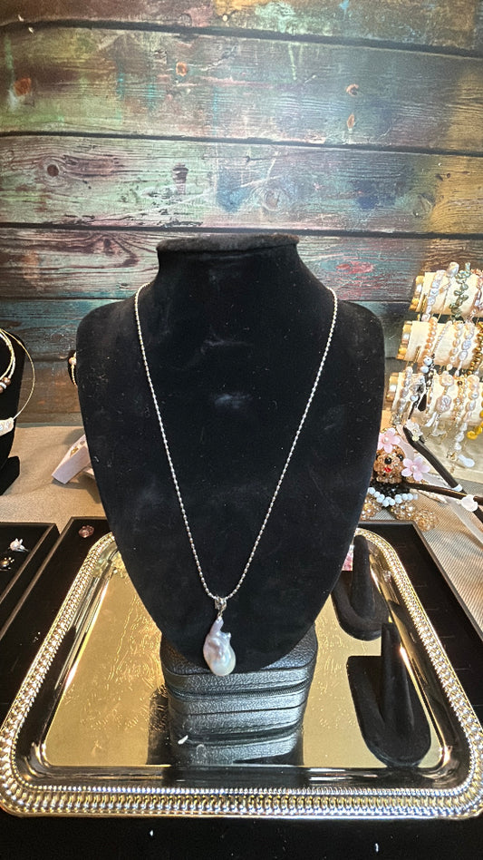 Single silver baroque necklace