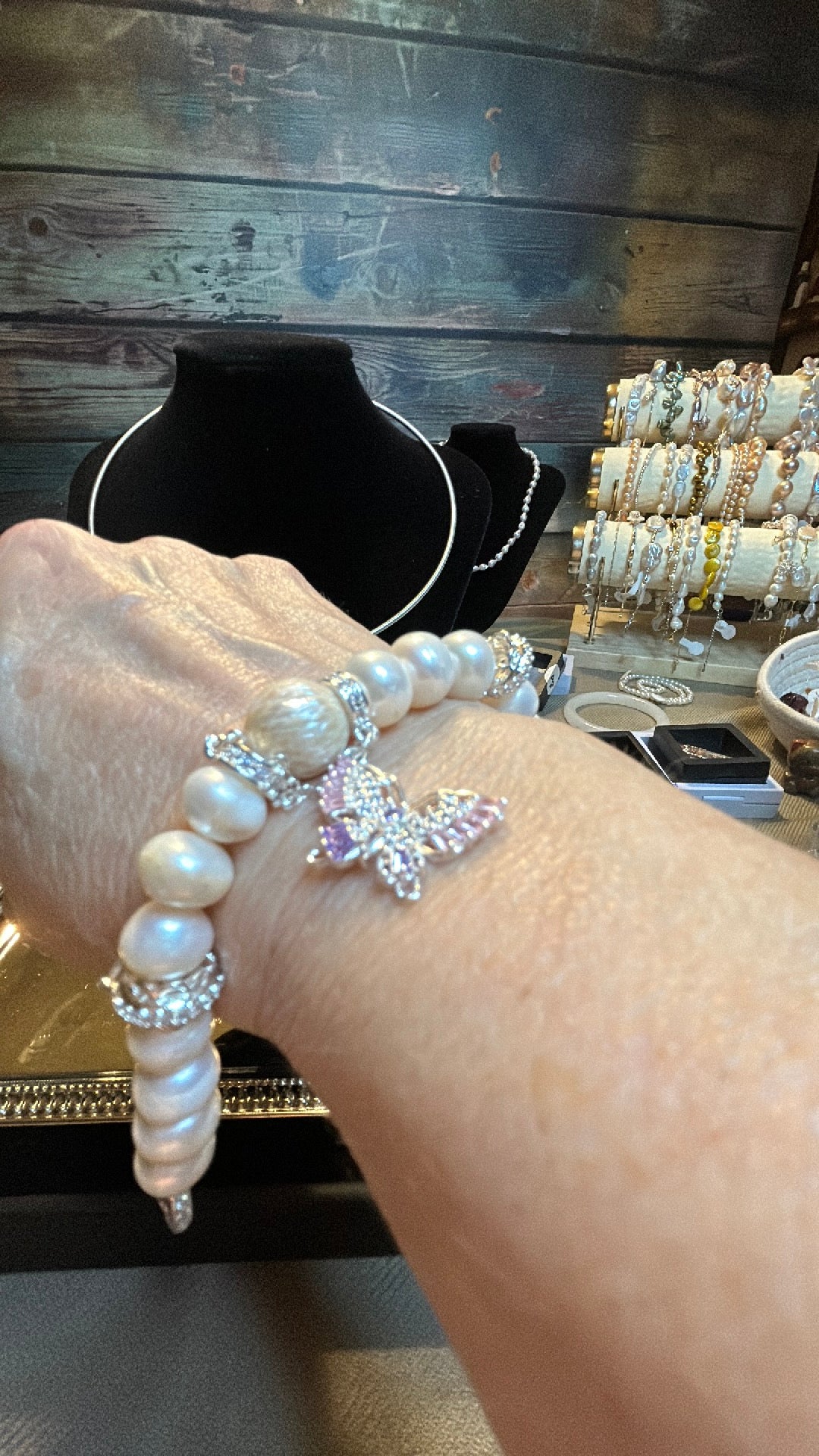 Dangling butterfly with dragon scale & baroque pearls bracelet