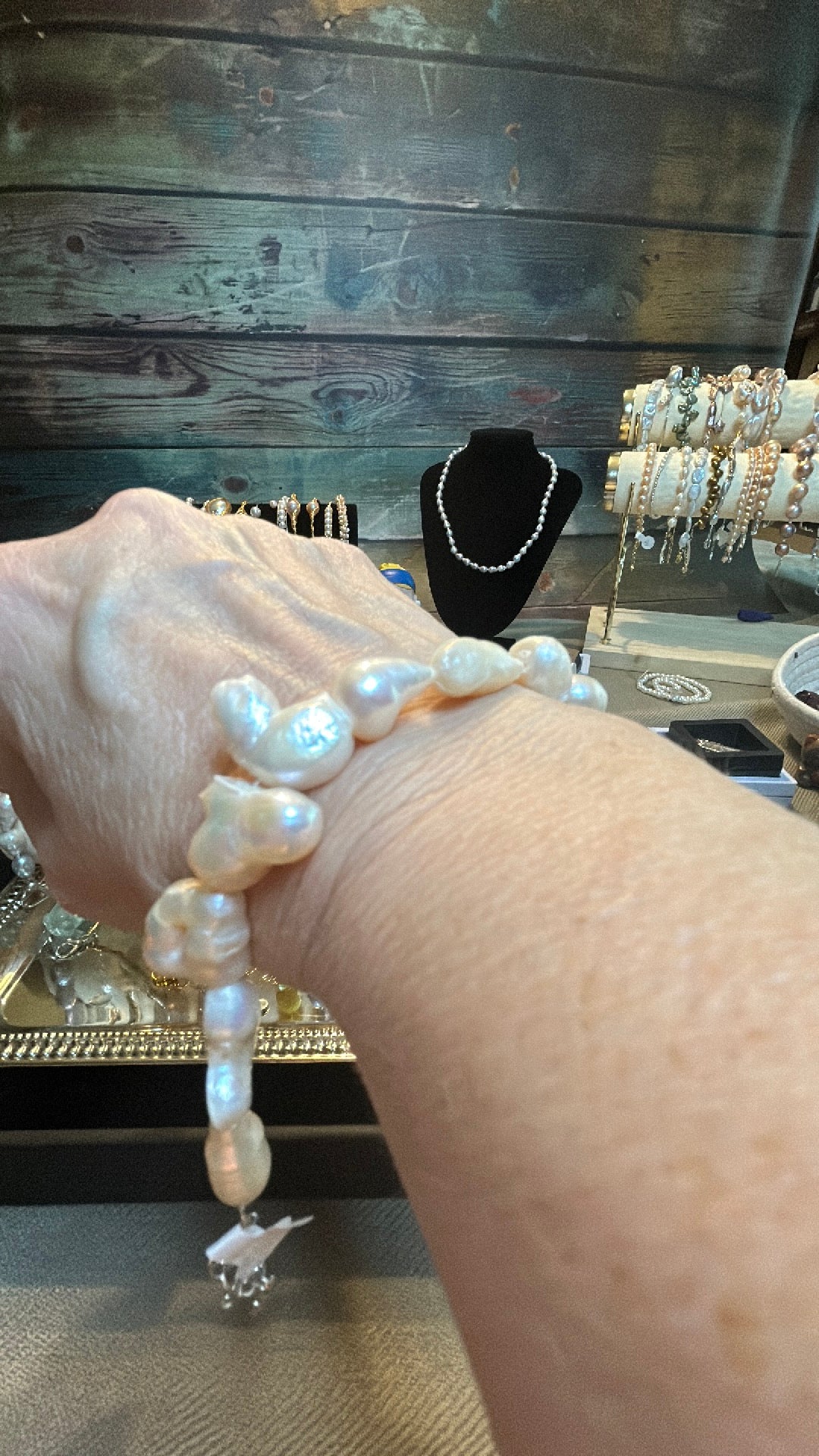 Unique baroque bracelet in white