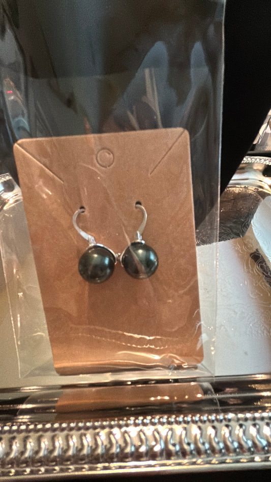 Beautiful green Edison pearls in a silver setting earrings