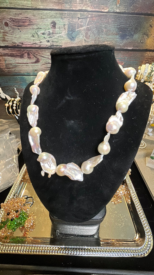 Totally unique full white baroque necklace