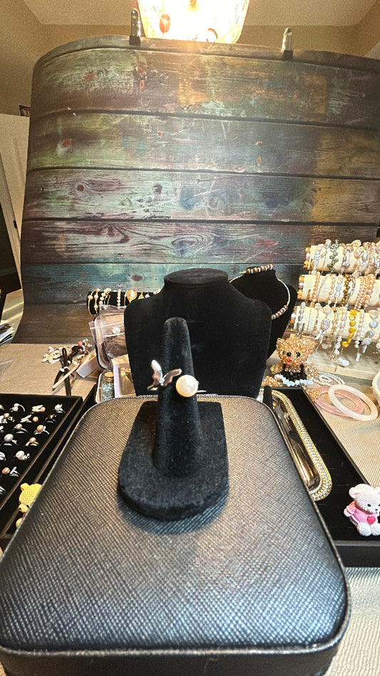 Freshwater pearl with butterfly ring