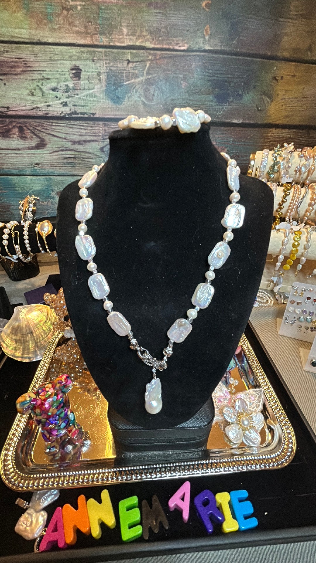 Beautiful white pendant baroque necklace & bracelet set