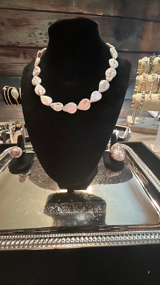 Teardrop shaped full baroque necklace