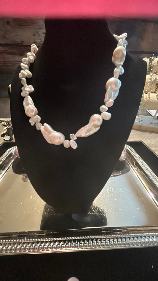 Mixed petal & baroque necklace