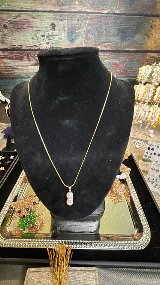 Double baroque necklace on gold chain