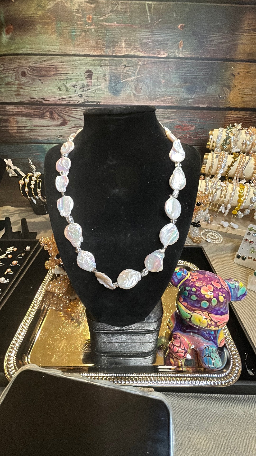 Teardrop shaped baroque necklace in silver