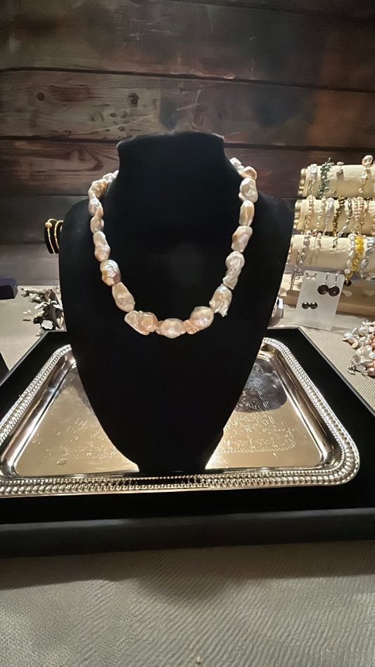 White & gold baby baroque necklace