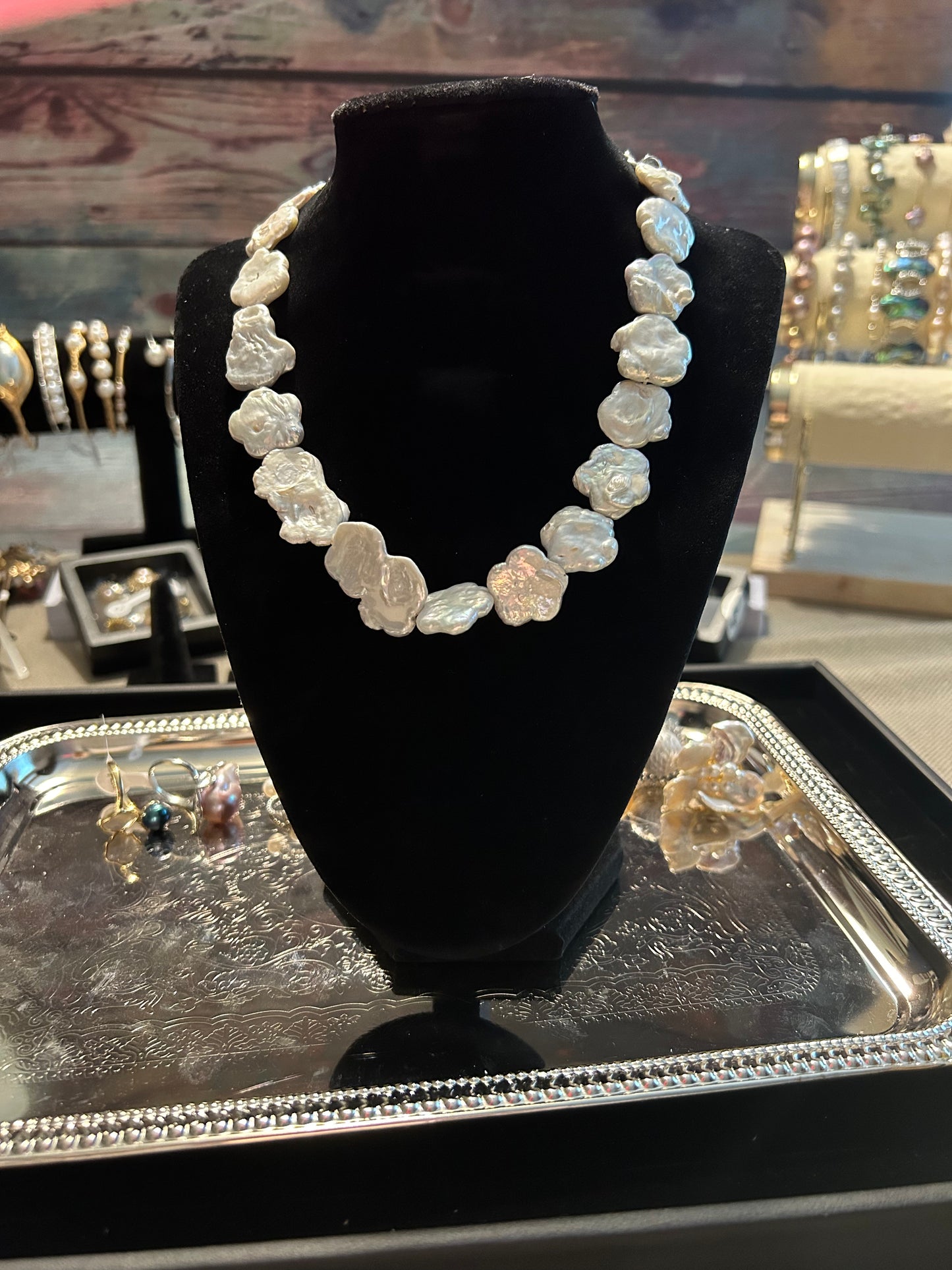 Flower shaped white baroque necklace