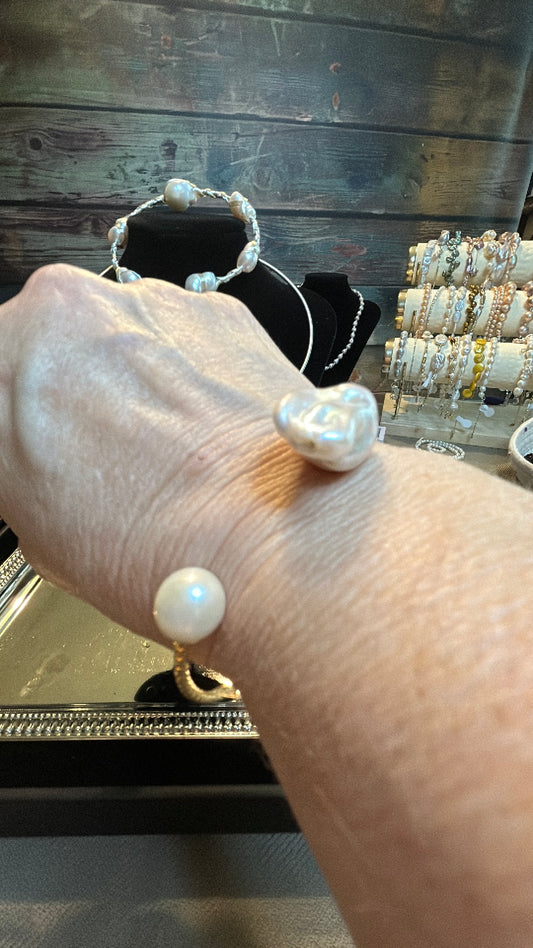 White baroque & Edison bangle bracelet